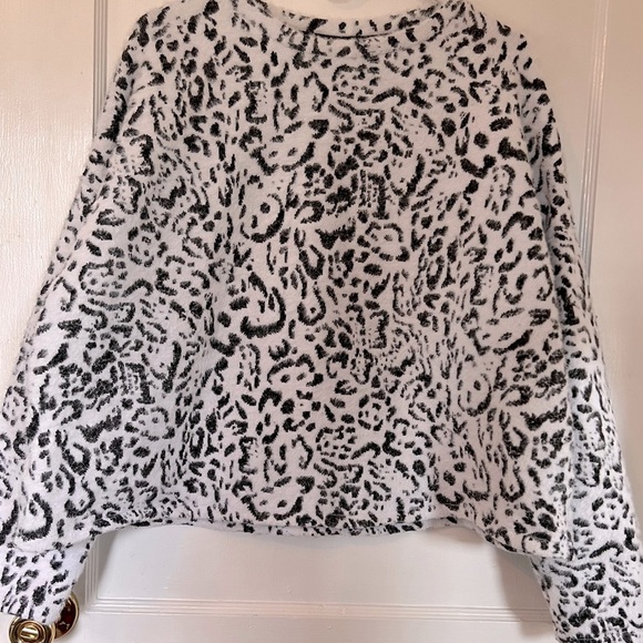 H&M Sweaters - H&M eyelash leopard print sweater animal print oversized size XL.